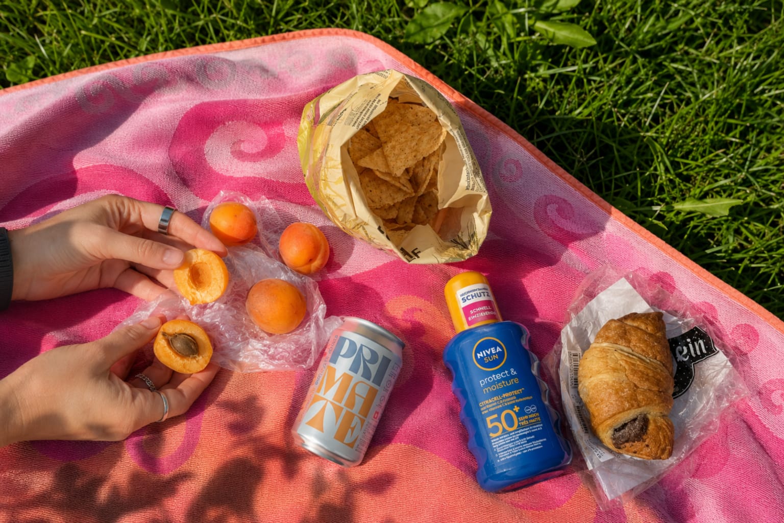 Picknick am Wasser mit Produkten aus dem Dorla
