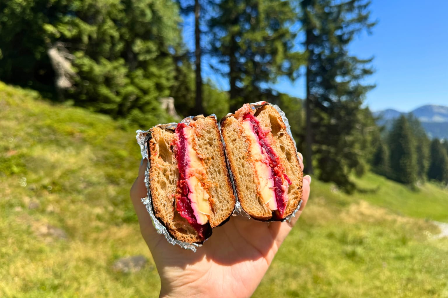 Gipfel-Sandwich mit Weichkäse und Randen